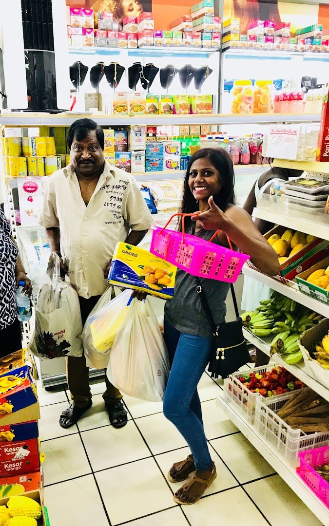 Kundschaft beim Einkauf im Shan Exotic Indien Store